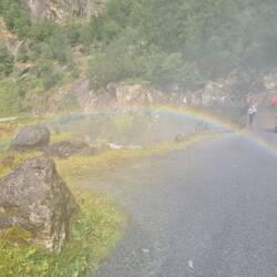 Regenbogen auf dem Weg zum Gletscher durch herabstürzende Wassermassen, die uns auch durchnäßten