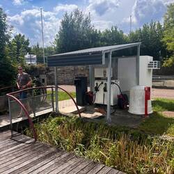 Seit Jahren defekt: Tankstelle zwischen Écluse No 26 und 27