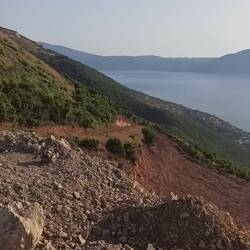 Weitblick auf Vlora & die Insel Sazan, die Trumps Tochter & Schwiegersohn gekauft haben