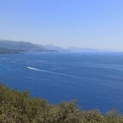 Immer wieder schöne Weitblicke auf die albanische Küste & die griechischen Inseln