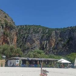 Baden, schnorcheln & zum Abschluss eine Erfrischung in der Strandbar, bevor es wieder hinauf geht