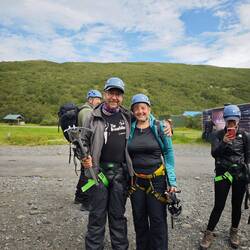 gut vorbereitet für die Wanderung - mit Helm, Spikes und Eisaxt