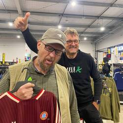 Im Sportgeschäft, in dem wir uns noch Handschuhe kaufen, muss Oli böse leiden...