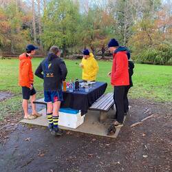 Man beachte die Kleidung unserer beiden Guides!