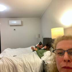 Nach den Spezialtäten sind wir noch so satt, dass wir nur im Hotelzimmer lümmeln...