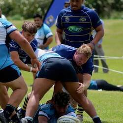 ...der auch Kapitän einer Football-Mannschaft ist und an dem Tag gerade Meister geworden ist.