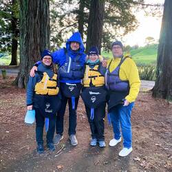 Wir dagegen sind in vielen Lagen verpackt fast bewegungsuntüchtig.