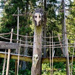 Brutal Swedish Kinderspielplatz. Wer beim Balansduell verliert, stürzt direkt in die Lava-Grube!