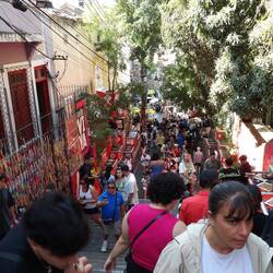 Vor lauter Menschen sieht man kaum das Kunstwerk