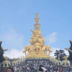 Accueil incroyable par cette statue monumentale