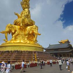Le golden summit, la statue est entourée de plusieurs temples très impressionnants