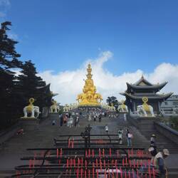 De nombreuses bougies sont installées par les fidèles