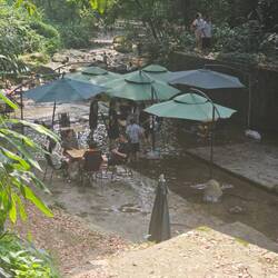 Des cafés sont aménagés dans les ruisseaux, les pieds dans l'eau