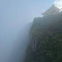 La brume nous entoure, mais les falaises sont à pic!