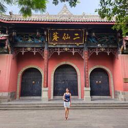 Ce temple est immense avec des porches impressionnants