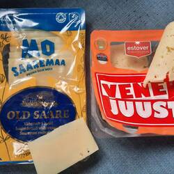 Käse von Saarema (besonderer Edamer) und eine Art Tilsiter
