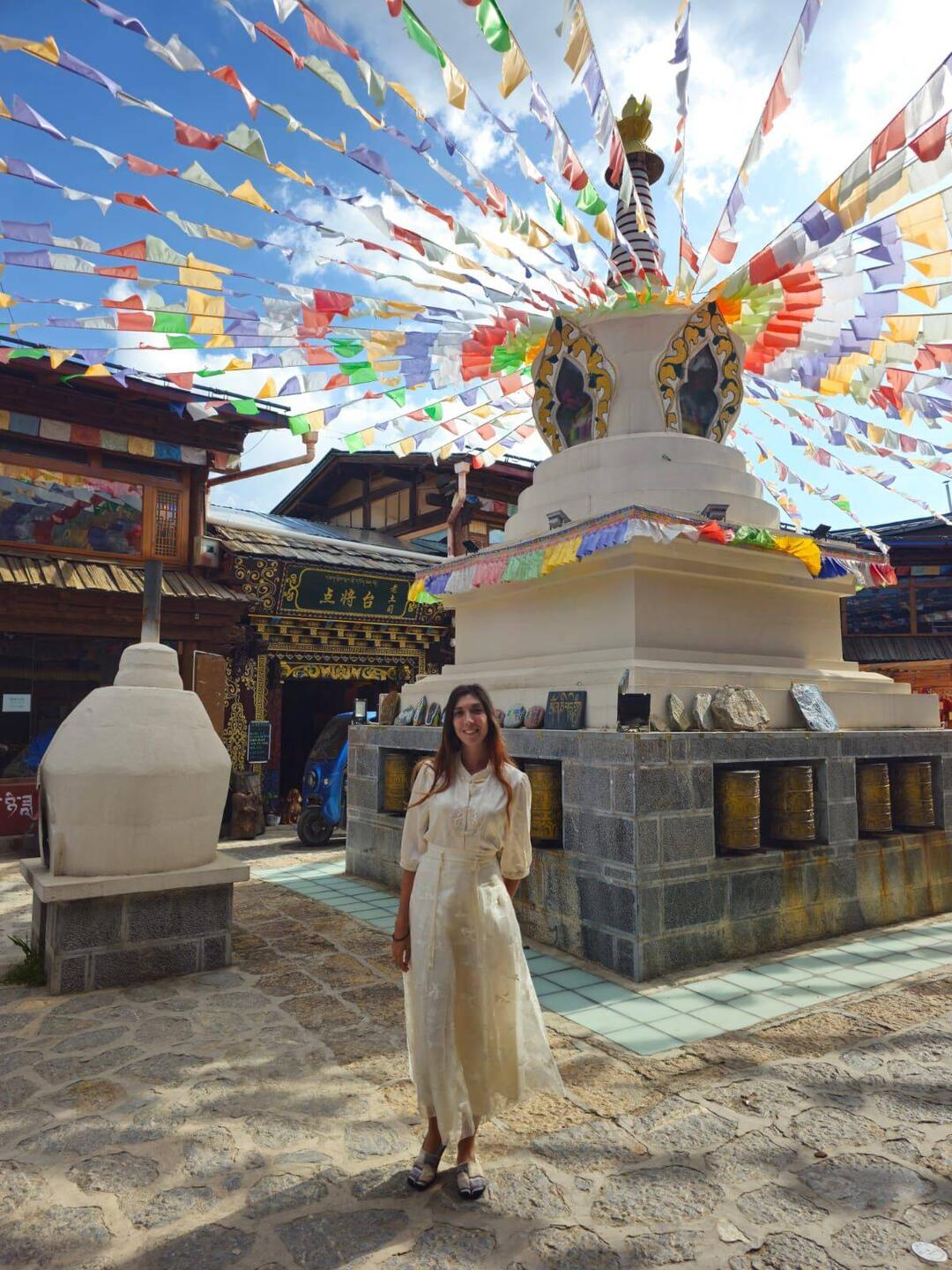 Stupa tibétaine (chörten en tibétain) avec sutra sur tissus de couleurs