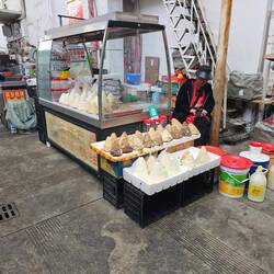 Au marché : stand de fromage de yack! C'est très acide! 😵‍💫
