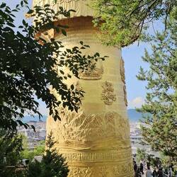 Le moulin à prières, gigantesque, tout d'or vêtu