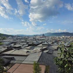 La ville avec un peu de hauteur. Tout au loin à gauche vous pouvez apercevoir le Songzanlin