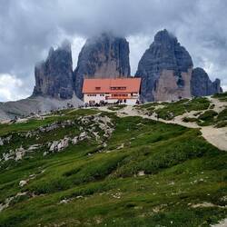 ...die Drei Zinnen mit Berghütte.