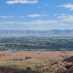 Im Hintergrund der Colorado River