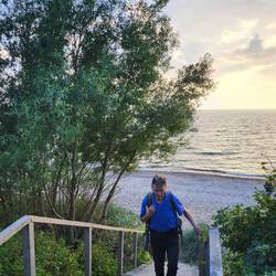 Da kommt Wolli mit Leni im Rucksack.