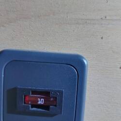 Zum Vergleich, das sind die Leichen und der Sicherungshalter ist 6 cm breit.