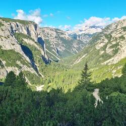 Auf den grasigen Monte Piana gehts rauf (hinten)...