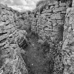 ... mit unzähligen Schützengräben.