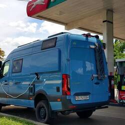 Life on the road: filling the 100-liter tank with drinking water.
