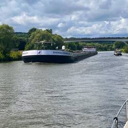 Lange her: Schubverband von vorn; rechts die kleine Atlantis