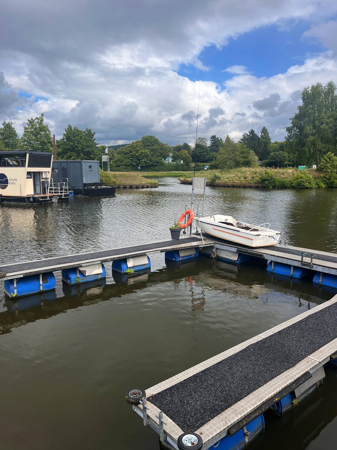 Hafeneinfahrt Merzig, wir liegen in der Box am Schwimmsteg