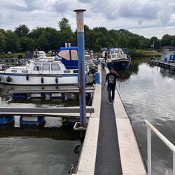 Hafenmeister des Yachthafen Merzig in Aktion; die Liegeplätze unses Vercharterers am anderen Ufer