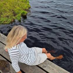 Herrlich warmes Moorwasser. Der See soll 5-6 m tief sein und keine Pflanzen und Tiere enthalten