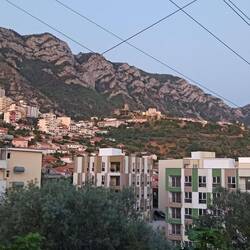 Schon von weitem sahen wir die Burg von Krujë.