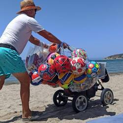 und genossen das Treiben, die Aussicht und das Meer.