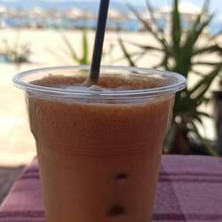 Wir gönnten uns auf den Schrecken hin ein Frühstück am Strand