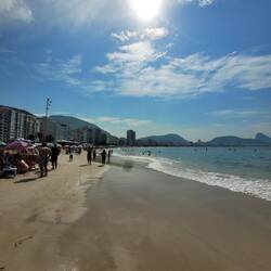 Copacabana praia mit Zuckerhut ganz rechts