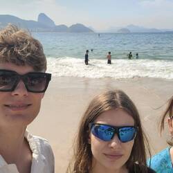 Am Strand von Copacabana mit Zuckerhut I'm Hintergrund