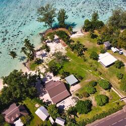 Um das Haus herum ist ein großzügiger Garten...