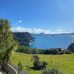 Von hier führt ein rund 45 Minuten Fußweg und ein Abstieg über eine Treppe zum Strand.