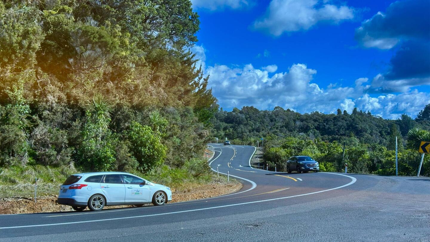 Auf anstrengenden Serpentinen zur Cathedral Cove...Jörg macht seine Sache prima!