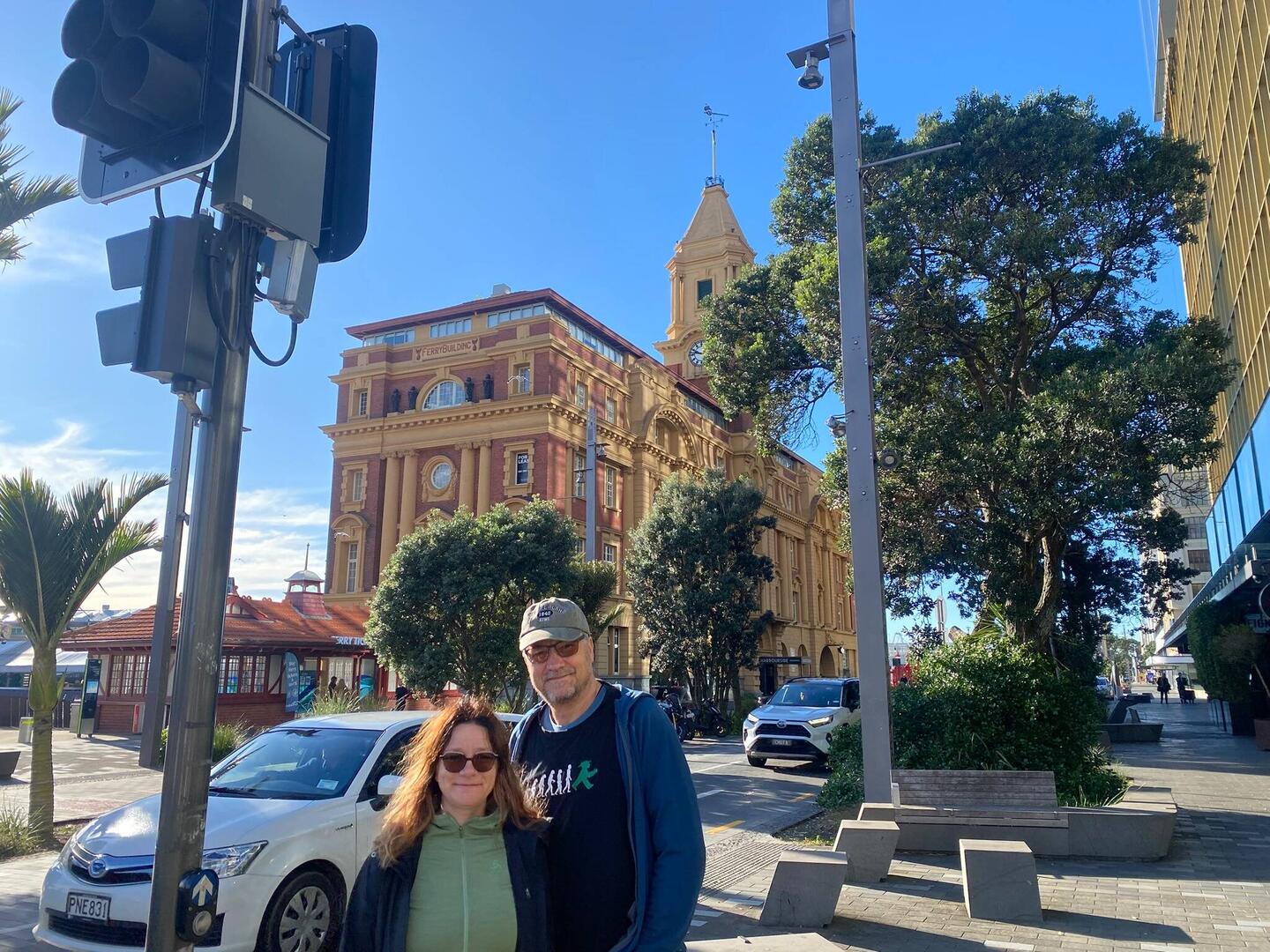 Unser letzter Tag in Neuseeland beginnt...im Hintergrund das Ferry Building in Auckland.