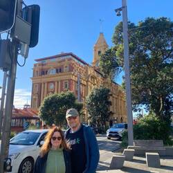 Unser letzter Tag in Neuseeland beginnt...im Hintergrund das Ferry Building in Auckland.