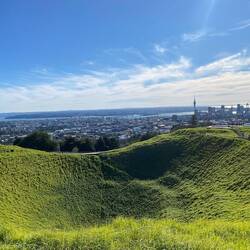 Der markante, muldenförmige Krater ist 50 m tief.
