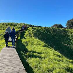 Wanderung hoch auf den Maungawhau/Mount Eden (196 m)