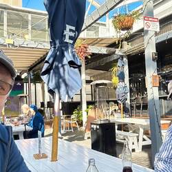 Sie lassen es sich richtig gut gehen,...