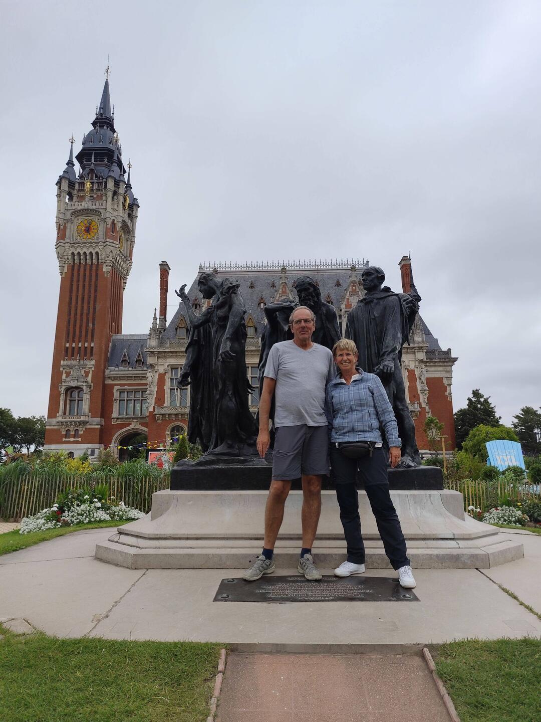 Das Rathaus und die Bürger von Calais