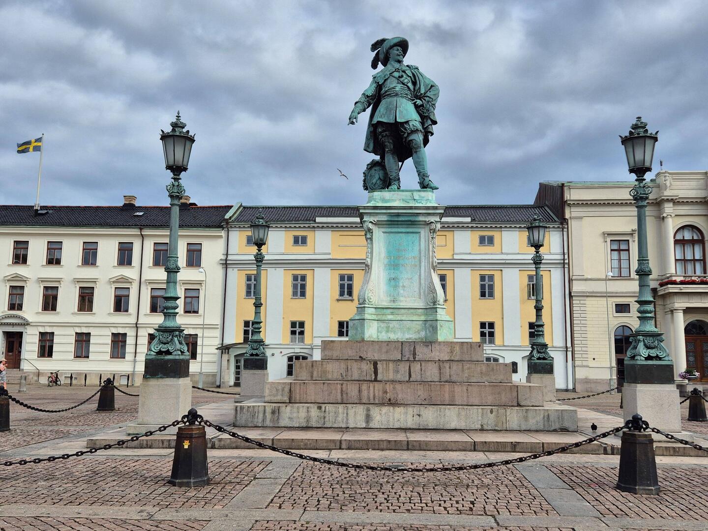 Sie ist das älteste öffentliche Kunstwerk Göteborgs und stellt Gustav II. Adolf dar.